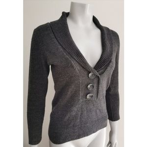 RW&CO v-neck sweater with buttons, EUC